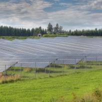 Solaranlage auf der grünen Wiese