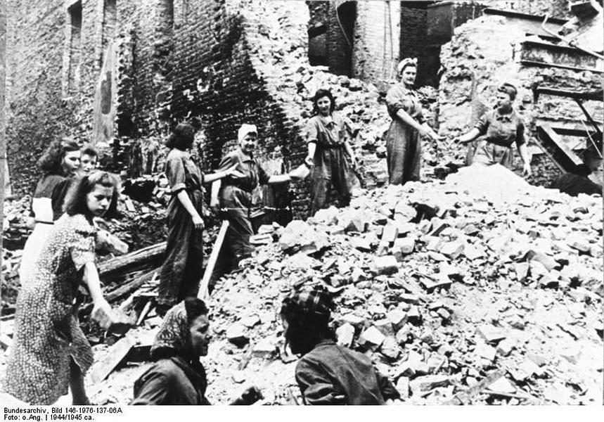Trümmerfrauen im Einsatz