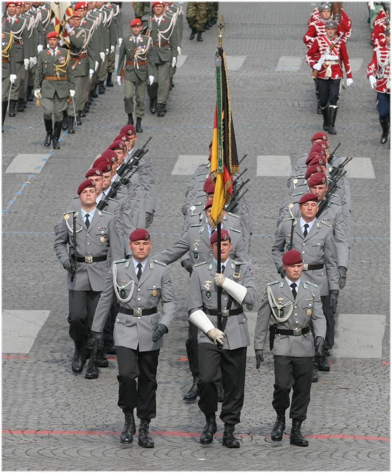 Deutsche Fallschirmjäger mit Fahnenabordnung