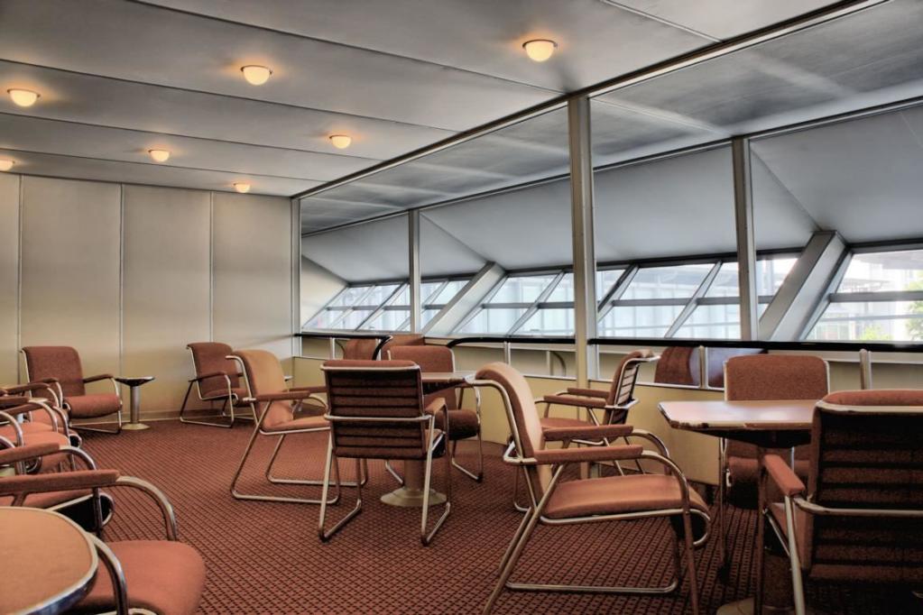 Der Gesellschaftsraum mit Panorama-Fenstern