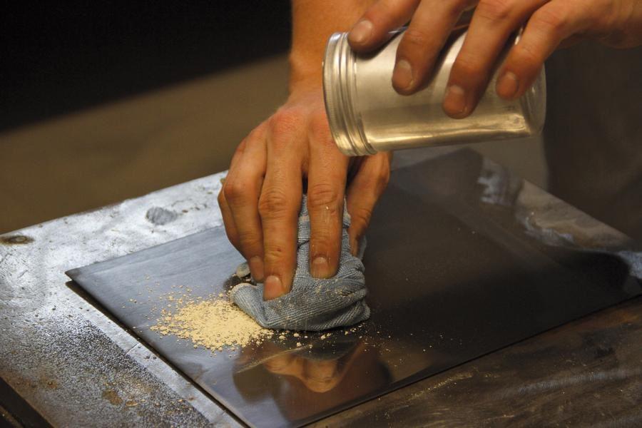 Mit Poly Kalk die Polierpaste entfernen