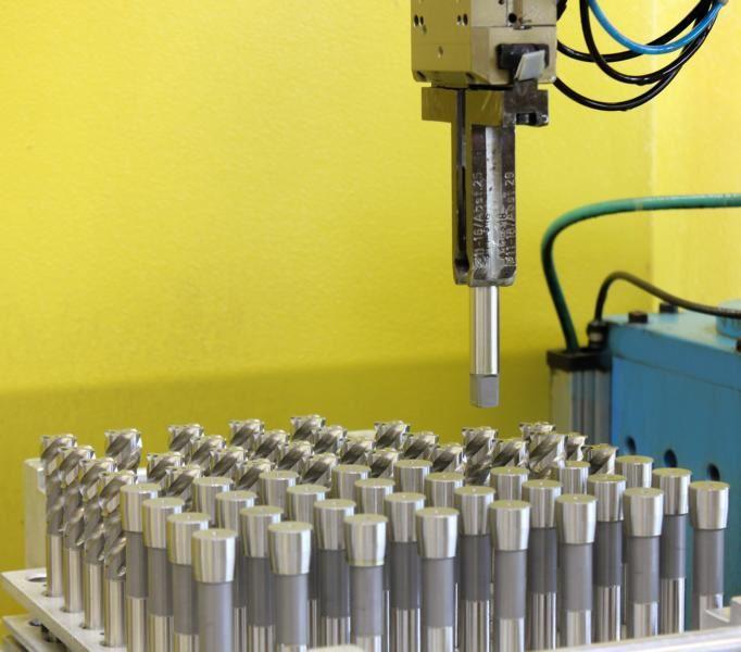 Vollautomatisch Schleifen mit Roboterbestückung
