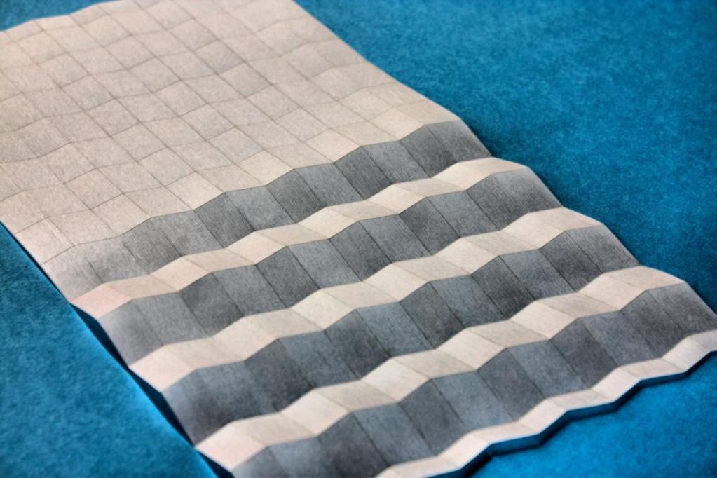 Von Hand wird das Papier gefaltet und geformt