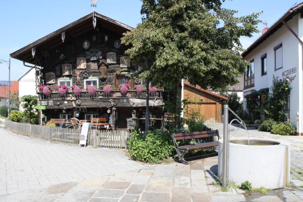 Dorfplatz von Safferstetten