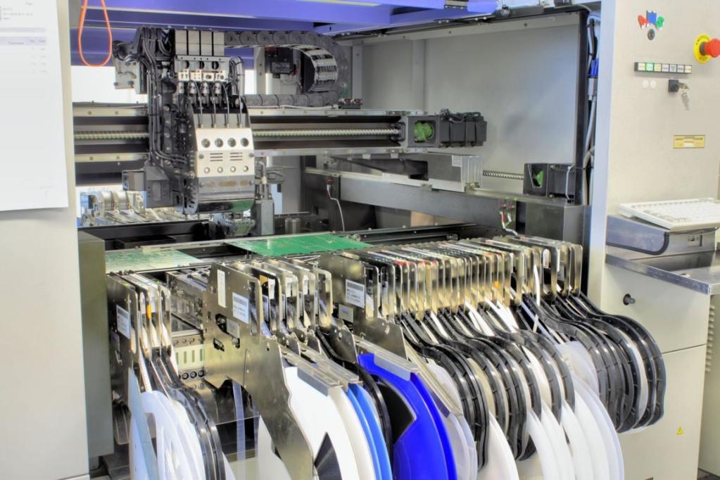 Moderner Bestückungsautomat für SMD-Bauteile